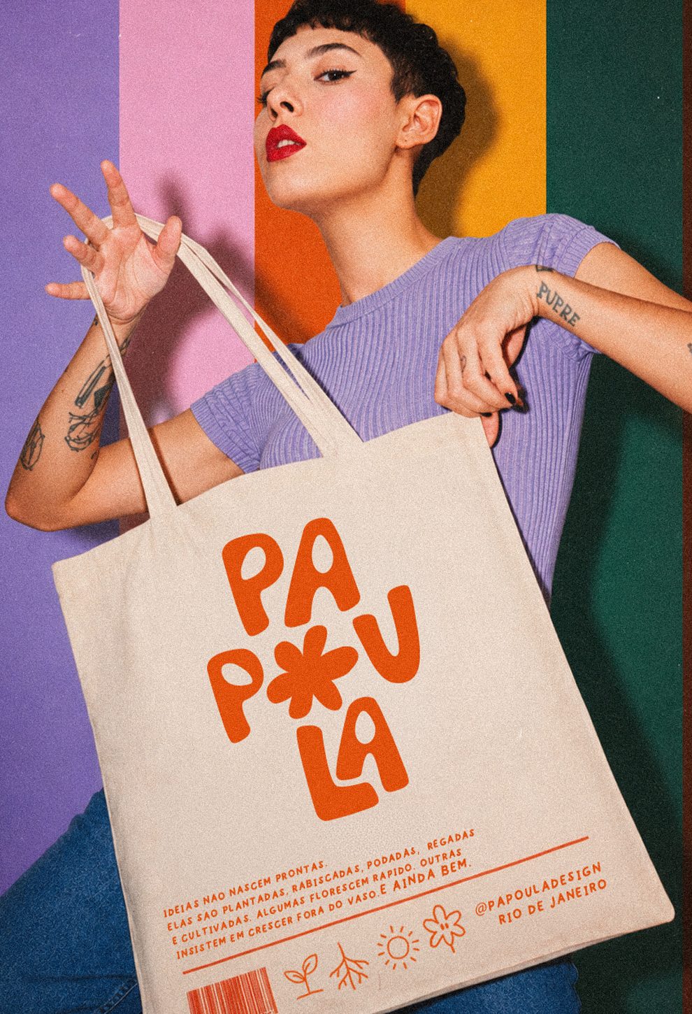 Mulher segurando a ecobag da Papoula