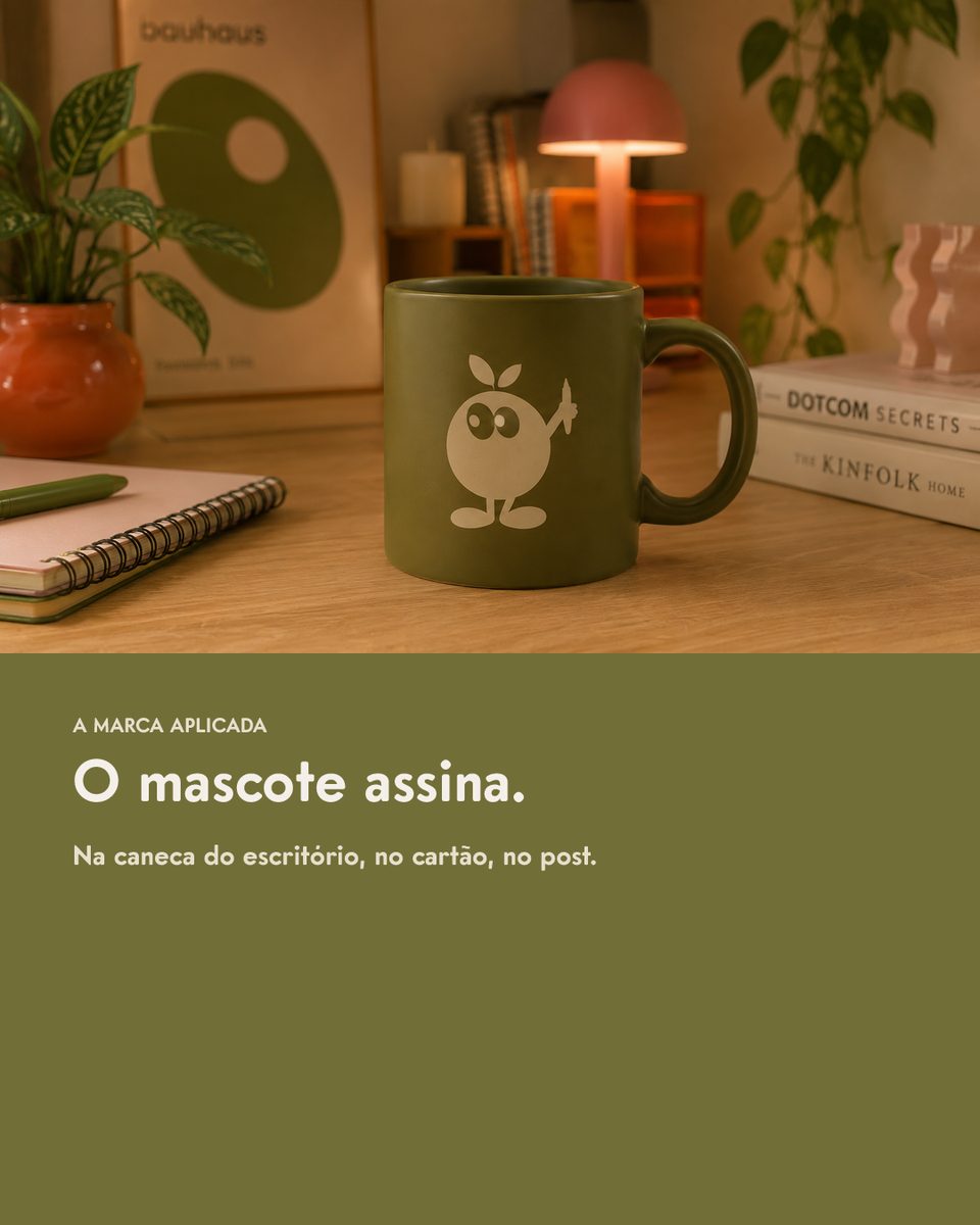 O mascote assina a caneca