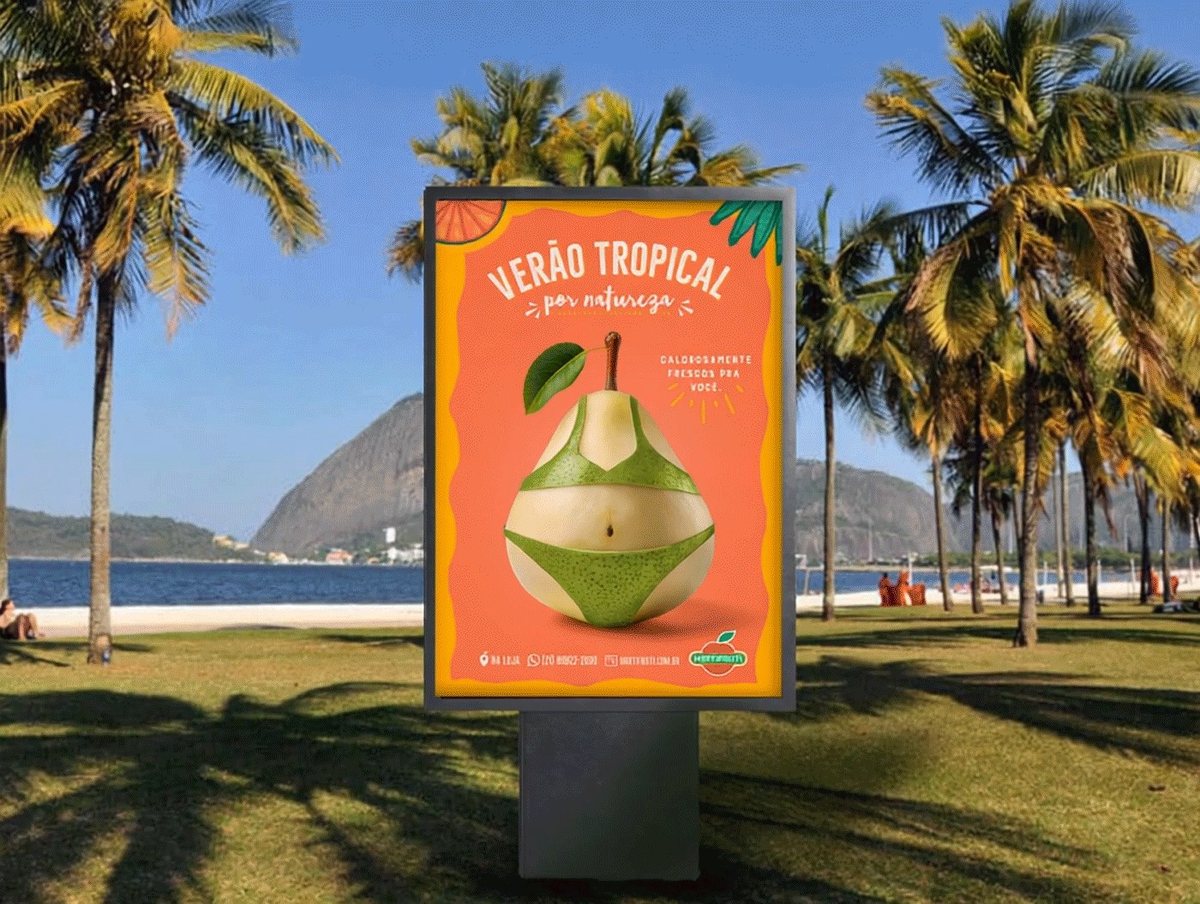 Pela cidade, com o Pão de Açúcar de fundo.