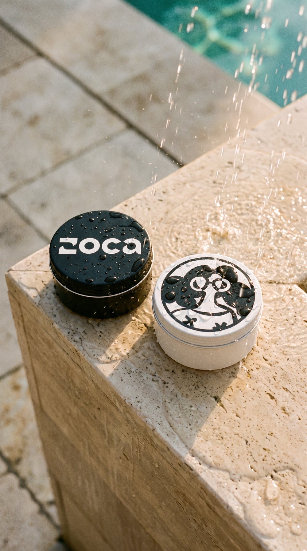 Latas Zoca na beira da piscina do clube